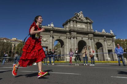 Una corredora de la 39 edición de la maratón de Madrid, a su paso por la Puerta de Alcalá.