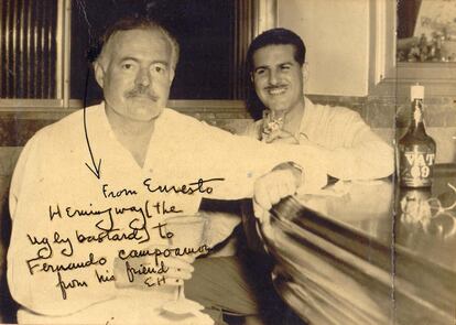 Foto dedicada por Hemingway al periodista cubano Fernando G. Campoamor. Fue uno de sus grandes amigos en Cuba. Campoamor bautizó cariñosamente a Hemingway 'The ugly bastard' (el feo bastardo), tras verle desalojar a puñetazos de una banqueta aledaña a un borracho molesto. “No le gustaba que lo molestasen y a veces tenía un mal genio del demonio”, dijo de él Campoamor, que definió a Constante y sus cantineros como “diplomáticos, políglotas y buenos embajadores”.