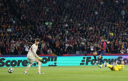 Lamine Yamal marca el cuarto gol del Barcelona ante el Dortmund.