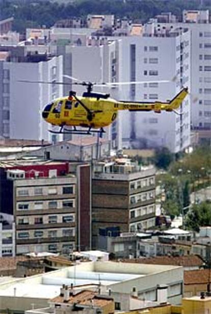 Un helicóptero recorre Mataró para detectar brotes de legionela la semana pasada.