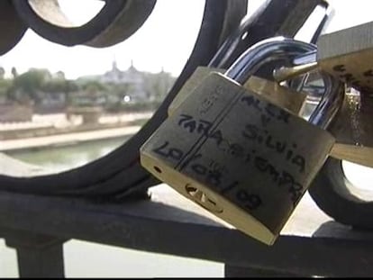 Retirados los 'candados del amor' del Puente de Triana