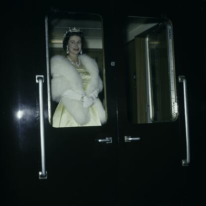 <p>El fotógrafo George Freston captura esta imagen de la reina subida al tren tras acudir a una espectáculo sobre hielo en 1961. La magia de la imagen está en el contraste. Por un lado, el aspecto industrial, prosaico y moderno del tren. Por otro, el atuendo casi decimonónico de la reina, con tiaras, collar y pendientes relucientes, vestido de tafetán color crema, estolas de piel y guantes. El siglo XX fue esto.</p>