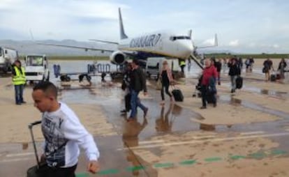 Los pasajeros del primer vuelo en el aeropuerto de Castellón.