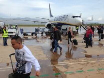 The first Ryanair flight lands at Castellón Airport.