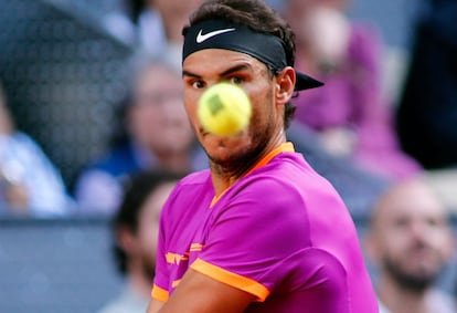 El tenista Rafa Nadal devuelve la pelota al austriaco Dominic Thiem durante la final del Mutua Madrid Open.