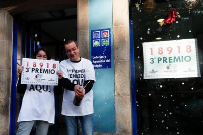 Celebración en la administración numero 9 de la Ronda de la Muralla de Lugo después de que se supiera que este establecimiento ha vendido parte del tercer premio de la lotería de "El Niño", este viernes. 
