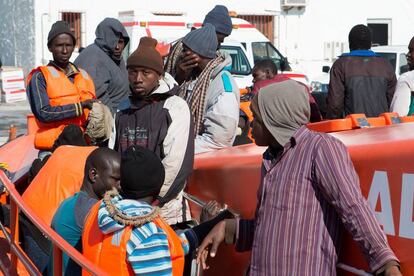 Varios hombres rescatados en el mar de Alborán, el pasado marzo.