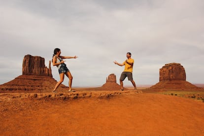 La fotografía de hoy nos llega desde Estados Unidos (Monument Valley, Utah): "En semejante localización no tuvimos más remedio que sacar las pistolas".