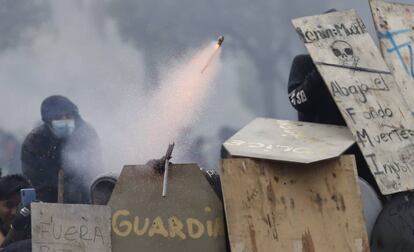 Manifestantes se enfrentan a la policía este domingo, en Quito. 