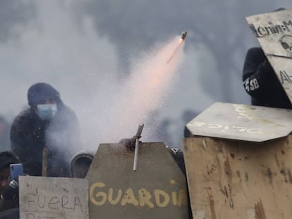 Manifestantes enfrentam a polícia neste domingo, em Quito.