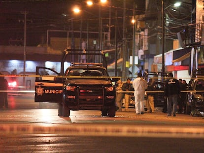 Peritos forenses y policías municipales inspeccionan la escena de un multihomicidio, en la ciudad de Celaya, en una imagen de archivo.