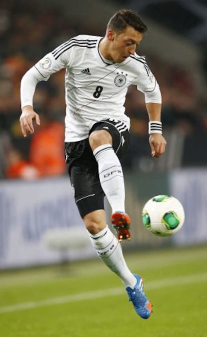 &Ouml;zil controla un bal&oacute;n en el partido ante Irlanda.