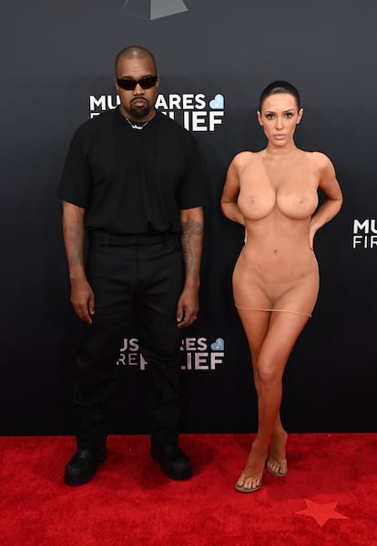 Kanye West y Bianca Censori protagonizaron uno de los momentos más perturbadores del año en la alfombra roja de los Grammy.
