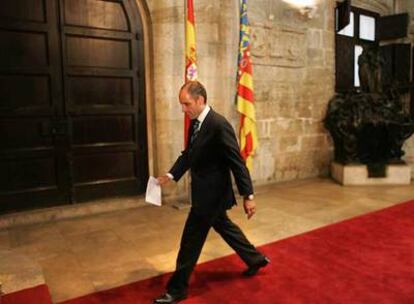 El presidente de la Generalitat, Francisco Camps, ayer en el Palau, con la lista del nuevo Consell en la mano tras anunciar su composición.