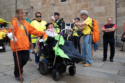 Llegada en peregrinación a la plaza del Obradoiro en Santiago de Compostela este martes de los componentes de CompostELA, un grupo de afectados de ELA que tratan de dar  visibilidad a enfermedad y mostrar las diversas barreras y obstáculos que se encuentran en la vida diaria.  EFE/ Xurxo Martínez