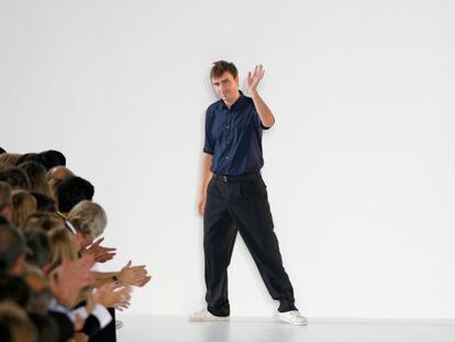 El dise&ntilde;ador Raf Simons, nuevo fichaje de alta costura en Christian Dior, saludando al final del desfile primavera-verano 2011 para Jil Sander.