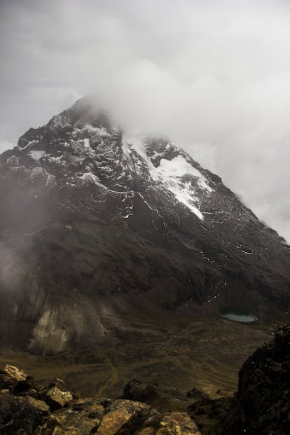 El Iliniza Sur, fotografiado desde la cumbre de su gemelo del norte. El glaciar de este volcán cuenta con una superficie de 0,3 kilómetros cuadrados. Será uno de los primeros glaciares ecuatorianos en desaparecer debido al cambio climático. Su esperanza de vida no supera los 10 años.