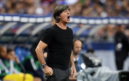Joachim Löw grita en la banda en el duelo ante Francia.