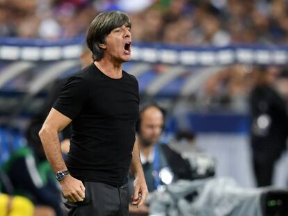 Joachim Löw grita en la banda en el duelo ante Francia. 