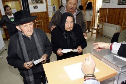 Antonia Patino, de 103 años, y José Pascua, de 102, votan en el municipio salmantino de Hinojosa de Duero, donde residen desde que nacieron en el año 1909.