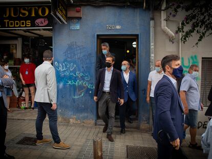 Pablo Casado visita un bloque de pisos afectado por okupaciones ilegales, acompañado del alcalde de la localidad, Xavier García Albiol, en la  Plaza Antonio Machado, Badalona. David Zarrakino (Europa Press)