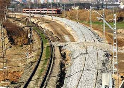 Un Talgo pasa junto a las vías del AVE en construcción cerca de Lleida.