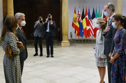 Los premiados que han confirmado su asistencia al evento son: uno de los galardonados con el Premio Princesa de Asturias de Investigación Científica y Técnica, Emmanuel Candés; el hijo del recientemente fallecido Ennio Morricone -premiado con el Princesa de Asturias de las Artes-, Andrea Morricone; el galardonado con el Premio Princesa de los Deportes, Carlos Sainz; las galardonadas de Comunicación y Humanidades, Cristina Fuentes y María Sheila Cremaschi; y una representación del personal sanitario, Premio Princesa de Asturias de la Concordia, con el jefe de la Unidad de cuidados intensivos (UCI) del Hospital Gregorio Marañón y del Grupo Hospitalario Privado HM (Madrid), José Eugenio Guerrero Sanz, a la cabeza. En la imagen, la familia real recibe al piloto Carlos Sainz.