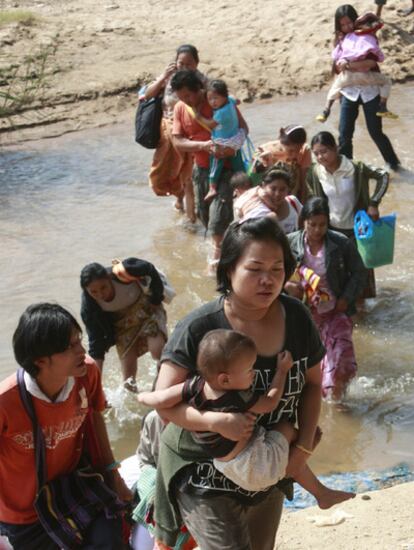 Un grupo de birmanos cruzan el río Moei, en la frontera con Tailandia, para escapar de los choques en la ciudad de Myawaddy.