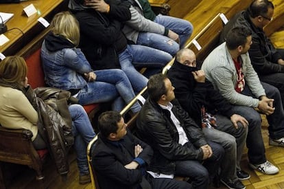 Miembros de la banda del puerto durante el juicio.