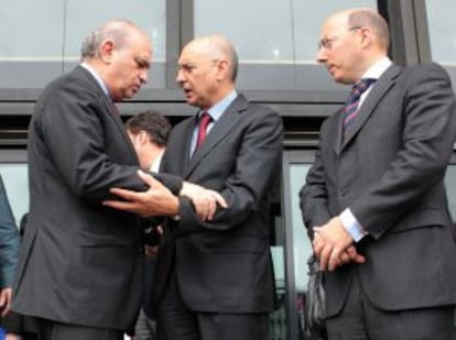 Jorge Fernández (izquierda) conversa con el consejero de Interior vasco, Rodolfo Ares, en presencia de Carlos Urquijo (PP) en Bilbao.