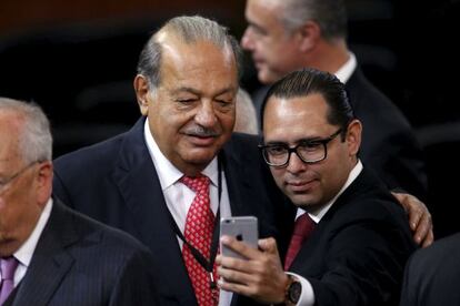 Slim se toma una selfie en el informe de Gobierno de Peña Nieto.