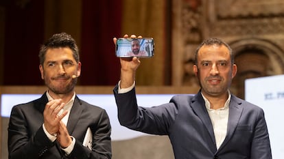 El periodista Mohammed Saled, que ha recibido el premio a mejor fotografía, sigue la entrega de galardones por videoconferencia.