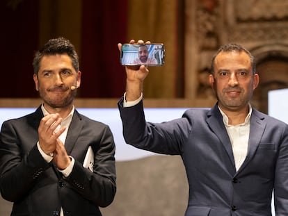 El periodista Mohammed Saled, que ha recibido el premio a mejor fotografía, sigue la entrega de galardones por videoconferencia.