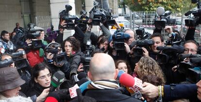 Javier Casanueva, tío de Marta del Castillo, atiende a los medios de comunicación tras la sesión del juicio contra El Cuco en los juzgados de Sevilla.