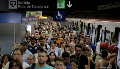 Acumulació de viatgers a l'estació Diagonal, aquest dilluns.