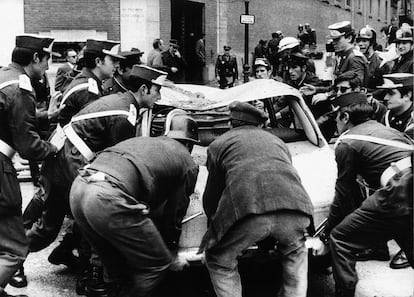 Fuerzas de seguridad retiran un coche momentos después del atentado de ETA contra Carrero Blanco.