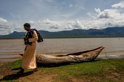 Leah Jhon Njema camina a orillas del lago Kalemawe, formado tras la construcción de la presa del mismo nombre, en 1956, por los colonos británicos para apoyar las actividades agrícolas de los pastores de la etnia Pare de los alrededores que habían sido desalojados de sus tierras para crear la reserva de caza de Mkomazi que posteriormente se convertiría en parque nacional. Hoy, el lago está desapareciendo debido a la destrucción del medio ambiente por parte de los vecinos que viven a lo largo de su orilla.  .