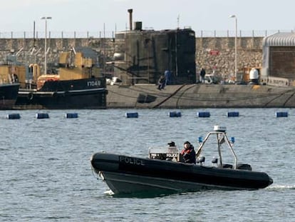 Una patrulla de la policía gibraltareña vigila el submarino <i>Sceptre </i>mientras es reparado.