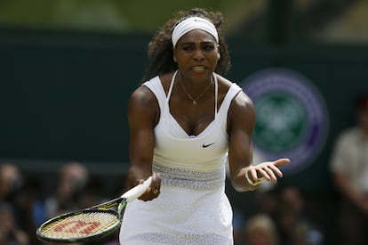 Serena Williams se lamenta tras un golpe fallido. La estadounidense se ha adjudicado su 21º torneo del Grand Slam, el sexto en el mítico escenario londinense.
