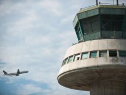 Fuertes retrasos en el aeropuerto de Barcelona por la caída de rayos en un radar