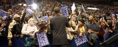 El candidato presidencial del Partido Demócrata, de espaldas, durante un mitin en febrero de 2008 en Hartford (Connecticut).