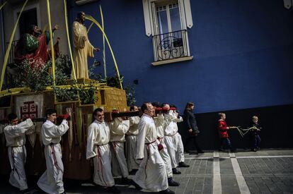 El Domingo de Ramos inicia la participación ciudadana en las procesiones. En la imagen, penitentes participan en una procesión durante el Domingo de Ramos en Pamplona (España).