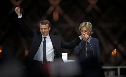 Macron y su esposa, Brigitte Trogneux, celebran el resultado.  