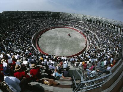 Espectadores durante una corrida de toros en la plaza de Nimes (Francia).