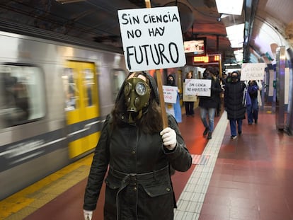 Una mujer con un cartel de protesta en el metro de Buenos Aires, Argentina, el 28 de mayo 2025.