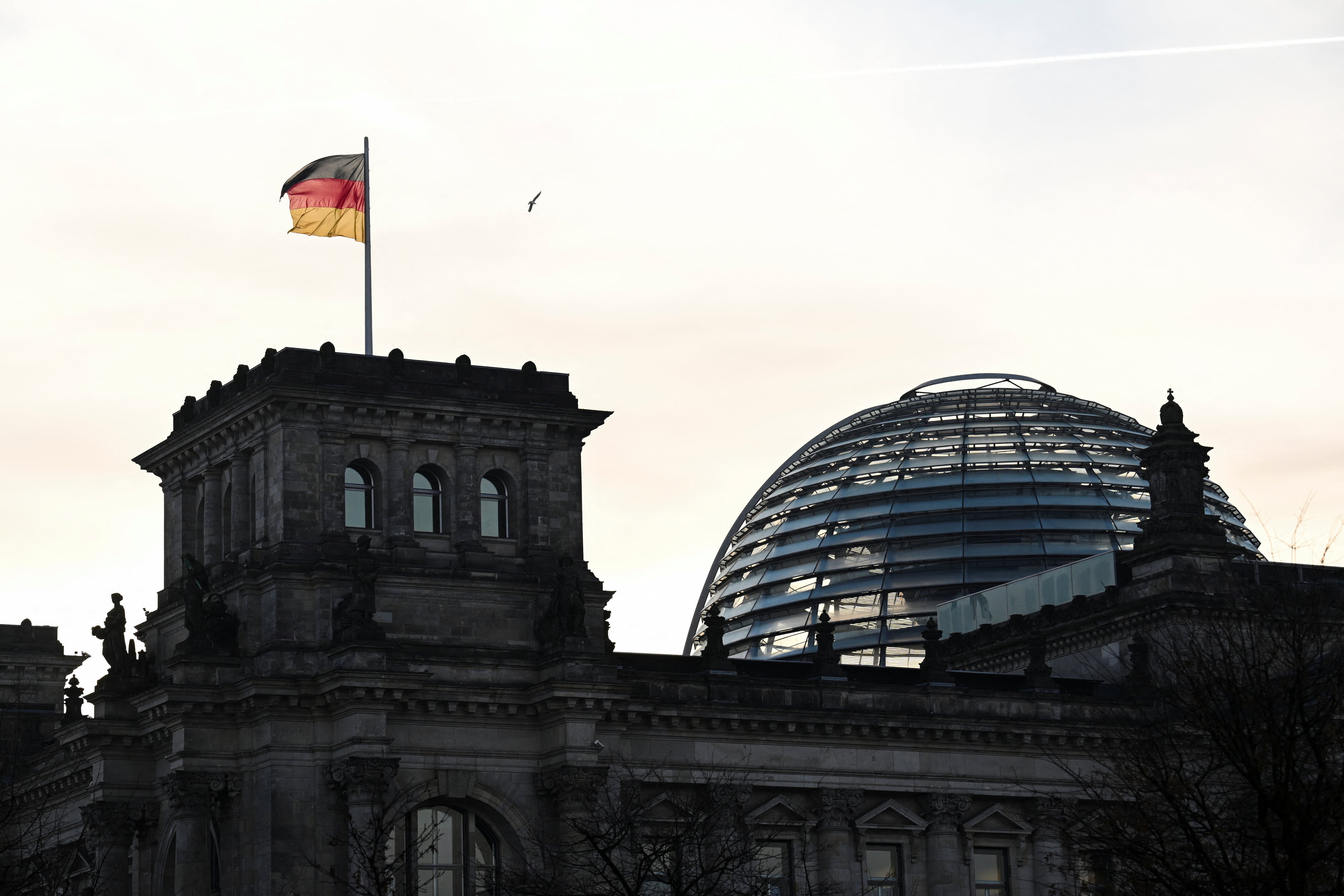 Una bandera alemana ondea en la sede del parlamento, en Berlín.