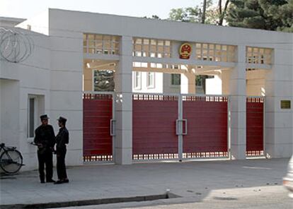 Agentes de seguridad vigilan la embajada de China en Kabul.