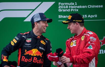 El alemán, todavía líder del mundial, se vio involucrado en un choque con el otro Red Bull, el del holandés Max Verstappen, y su monoplaza fue perdiendo fuelle vuelta tras vuelta. En la imagen, Ricciardo (izquierda) con Kimi Raikkonen conversan en el podio.