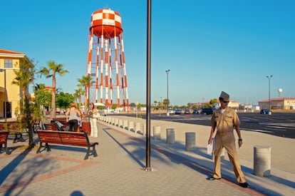 El teniente Jason Fischer, relaciones públicas de la Marina de Estados Unidos, en la zona comercial de la base de Rota. Al fondo, la torre de agua, un icono de los pueblos estadounidenses.