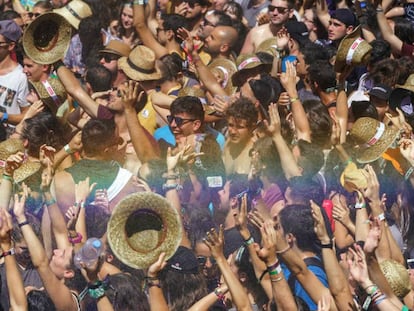 El público disfuta durante la actuación de La MODA, en el Sonorama 2018.